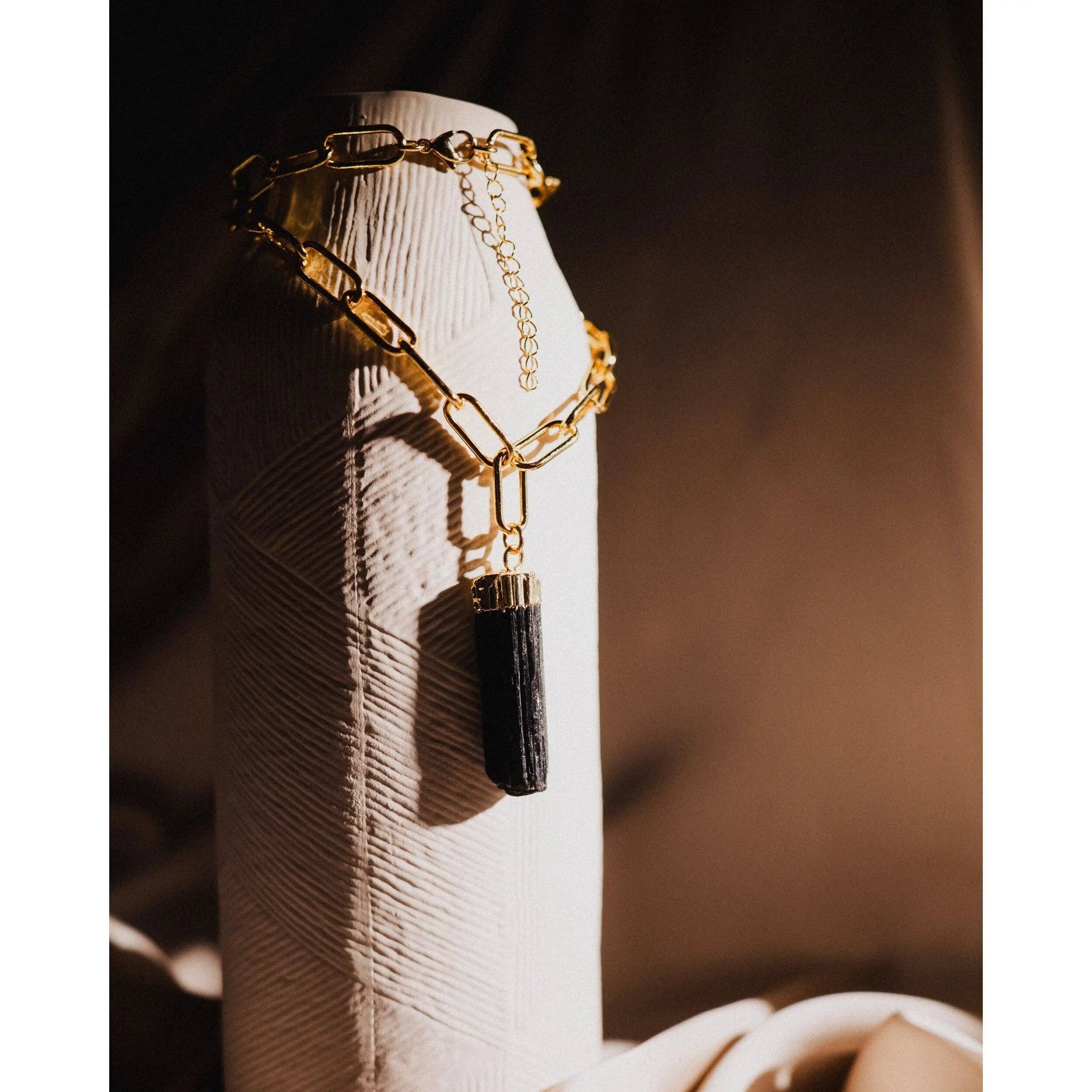 Collar de turmalina, Collar de protección